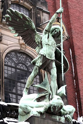 Estatua del Arcángel Miguel de August_Vogel