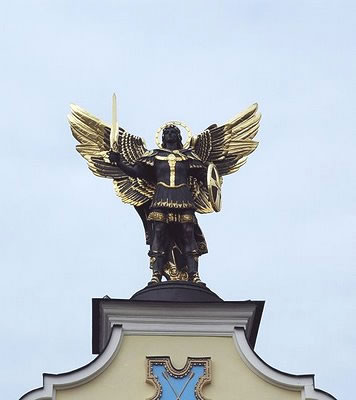Monumento a SanMiguel Arcángel como patrono de Kiev