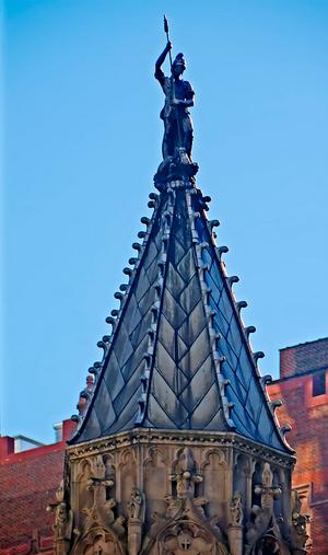 Arcángel San Miguel luchando contra el dragón