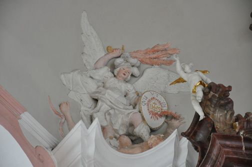 Miguel Arcángel aplastando a Lucifer