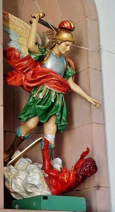 Miguel Arcángel derribando a Lucifer