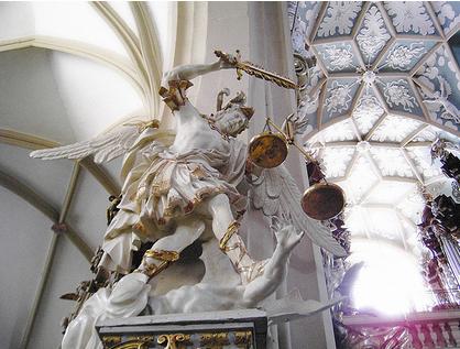 San Miguel Arcángel derribando al maligno