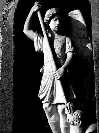 San Miguel Arcángel en lucha con la bestia