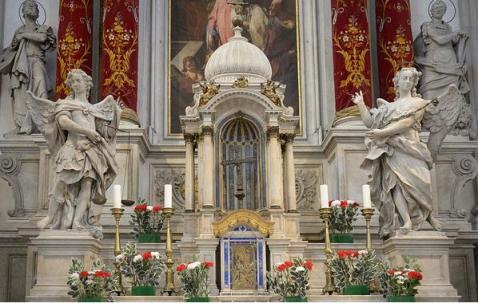 San Miguel y San Gabriel Arcángel en el altar de la Visitación de Santa María