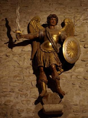 San Miguel Arcángel en con su escudo y espada