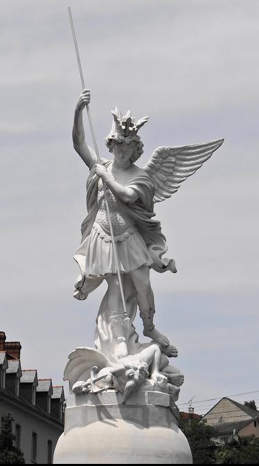 San Miguel Arcángel derribando a Lucifer