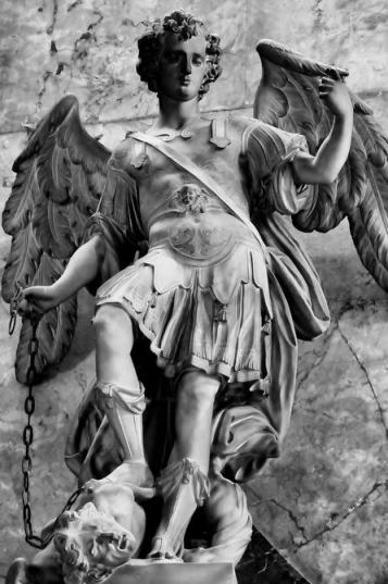 San Miguel Arcángel encadenando a Lucifer
