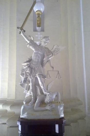 Estatua del Arcángel San Miguel