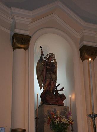 San Miguel Arcángel derribando al demonio