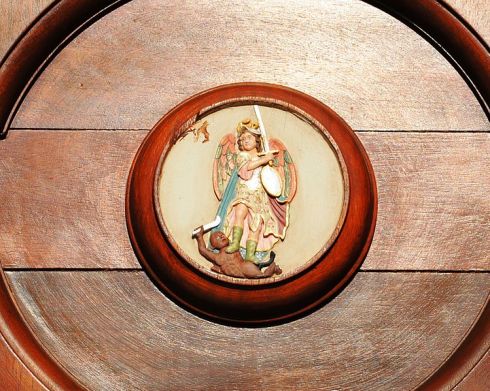 San Miguel Arcángel derrotando a Satanás