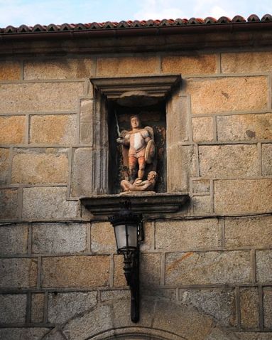 San Miguel Arcángel derrotando al caído