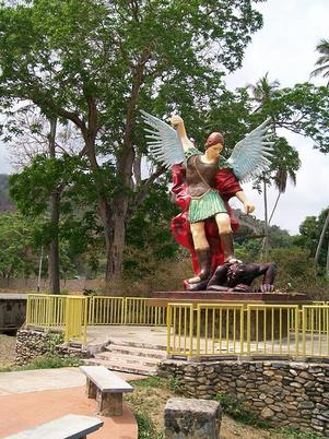 San Miguel Arcángel derribando a Lucifer