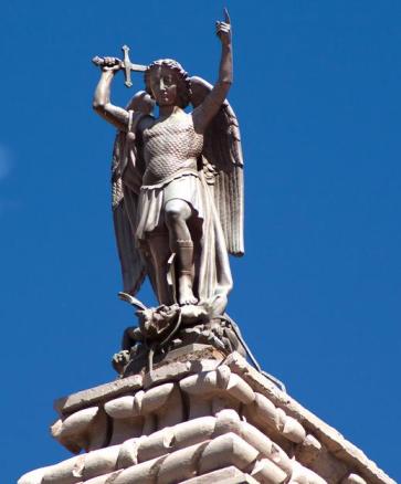 San Miguel Arcángel derribando a Satanás