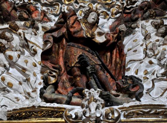 San Miguel Arcángel luchando contra la bestia