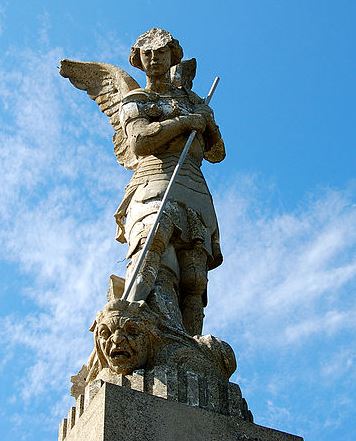 San Miguel Arcángel derribando al maligno