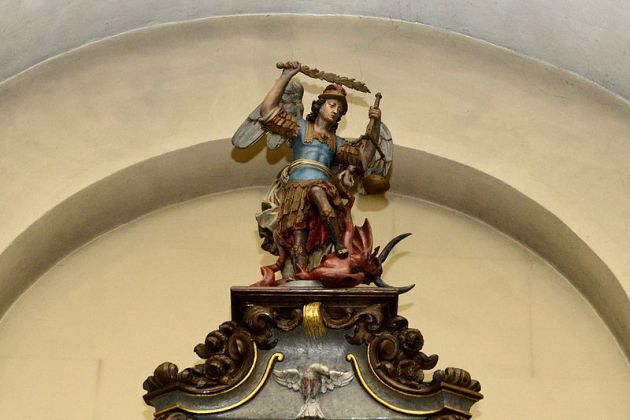 San Miguel Arcángel derrotando a Lucifer