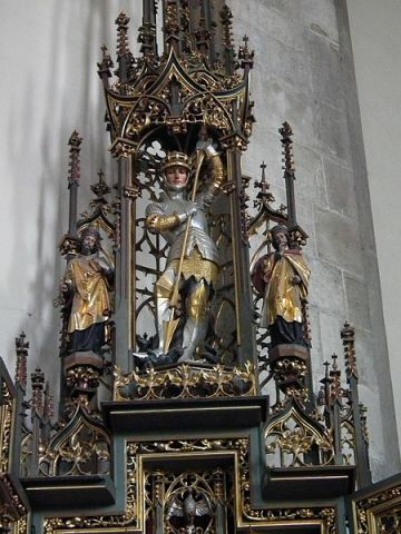 San Miguel Arcángel el guerrero de Dios en lucha con la bestia