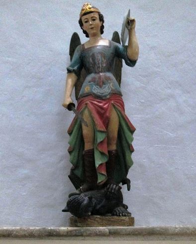 Arcángel Miguel abatiendo a la bestia