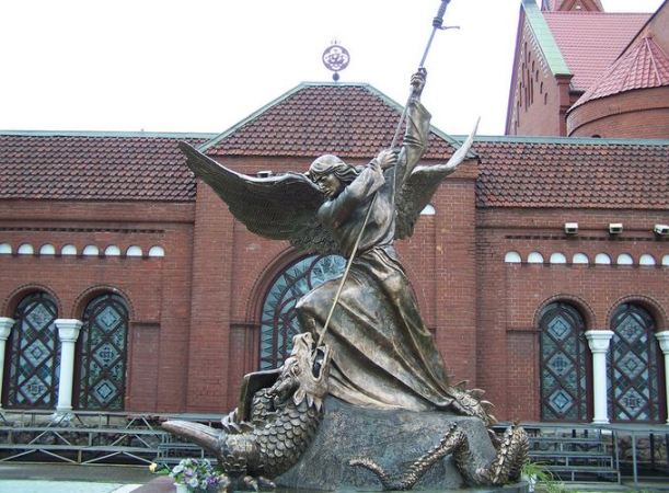 San Miguel Arcángel en lucha con el dragón