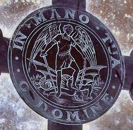 San Miguel Arcángel encadenando a Lucifer