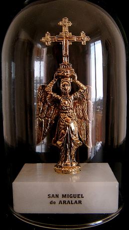 San Miguel Arcángel sosteniendo la cruz