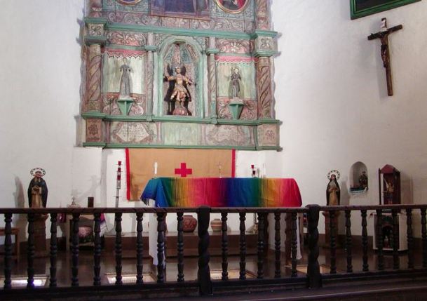 San Miguel Arcángel en el altar de la Misión de San Miguel