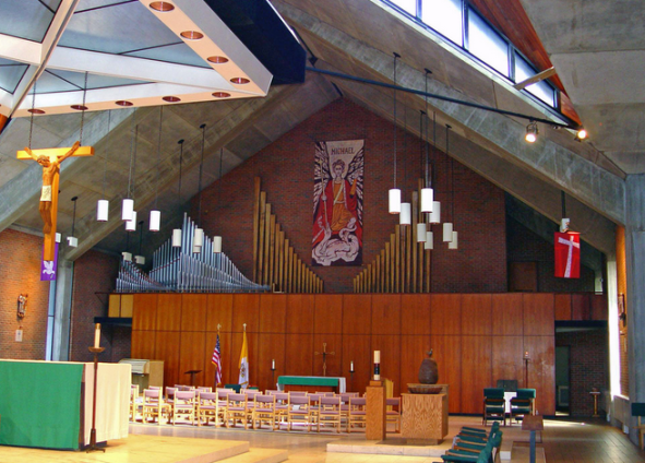 San Miguel Arcángel luchando contra la bestia