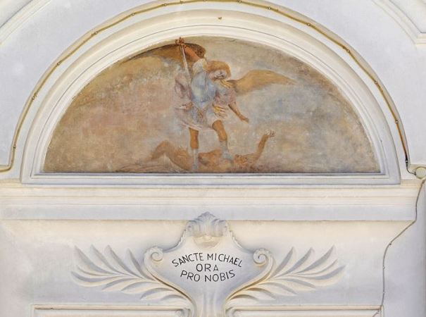 San Miguel Arcángel derrotando a Satanás