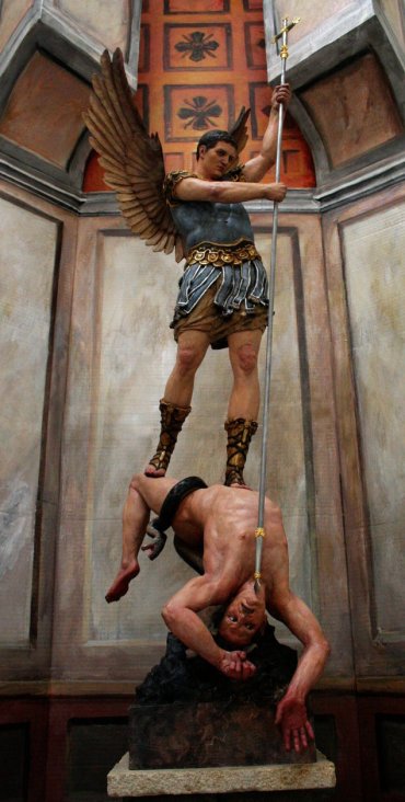 San Miguel Arcángel enviando al infierno a Satanas