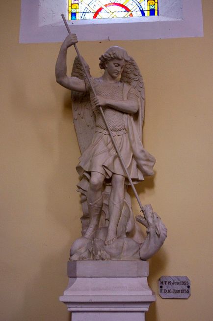 San Miguel Arcángel abatiendo a la bestia