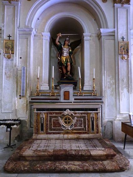 San Miguel Arcángel con su espada