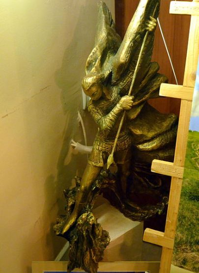 San Miguel Arcángel luchando contra el caído