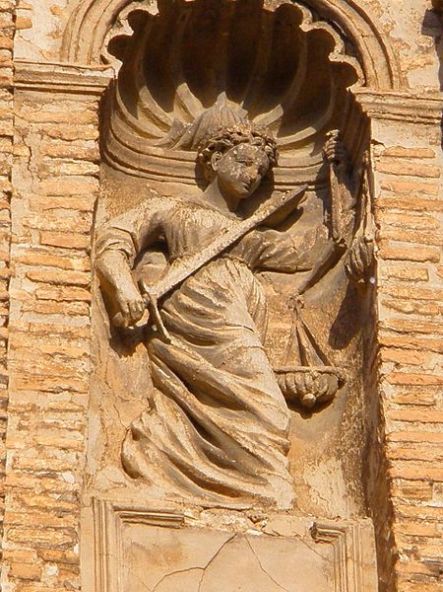 San Miguel Arcángel con su espada y escala