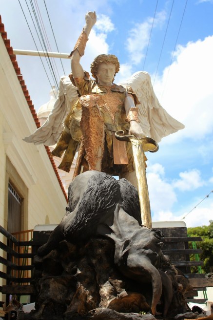 San Miguel Arcángel luchando contra Satanás