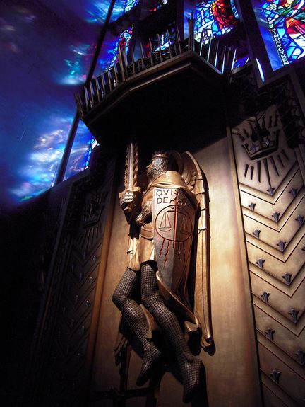 San Miguel Arcángel con su espada y escudo