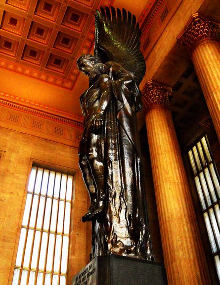 San Miguel Arcángel sosteniendo a un alma