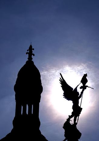 San Miguel Arcángel con el estandarte de Cristo