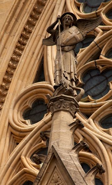 San Miguel Arcángel luchando contra el Dragón