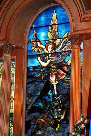 San Miguel Arcángel abatiendo a Lucifer