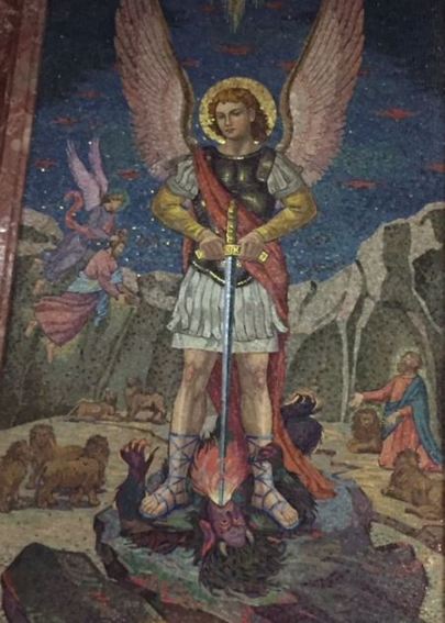 Arcángel Miguel venciendo con su espada a Lucifer