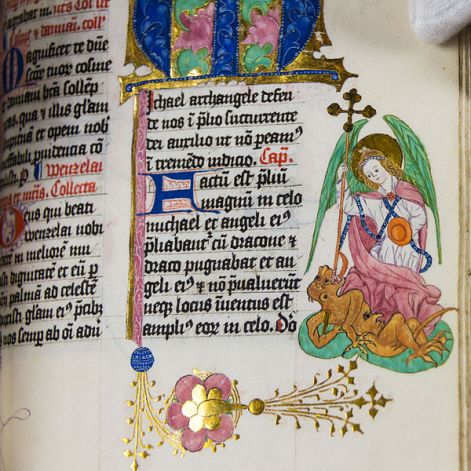 Arcángel Miguel derrotando al diablo