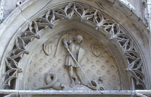 Arcángel Miguel en lucha contra el dragón