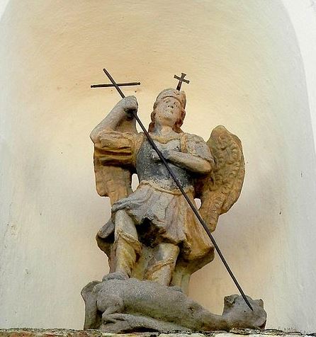 Arcángel Miguel derrotando a satanás