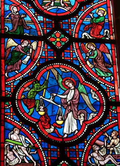 Vitral de San Miguel pesando almas