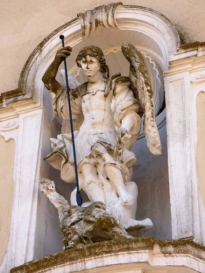 miguel-arcangel-pisando-al-dragon