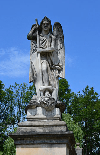 escultura-del-arcangel-miguel-atacando-a-satanas