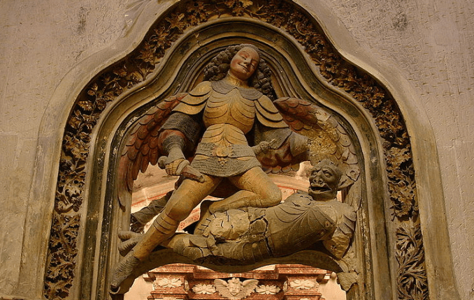 san-miguel-pisando-a-lucifer